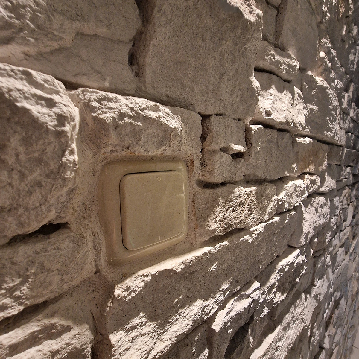 Classic Stone Nepal PR425 - Bsp. Lichtschaltereinbau und L&ouml;sungen mediterraner Charme im Privatbereich