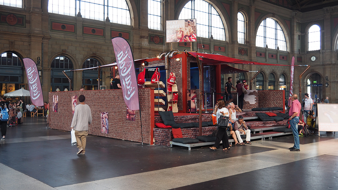 XSTEIN Wandverkleidungen - Messebau - Ladenbau Coca Cola Coke Brick Ziegelsteinoptik Z&uuml;rich