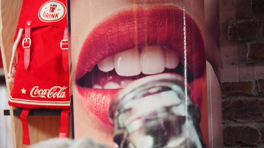 XSTEIN Wandverkleidungen - Messebau - Ladenbau Coca Cola Coke Brick Ziegelsteinoptik Z&uuml;rich