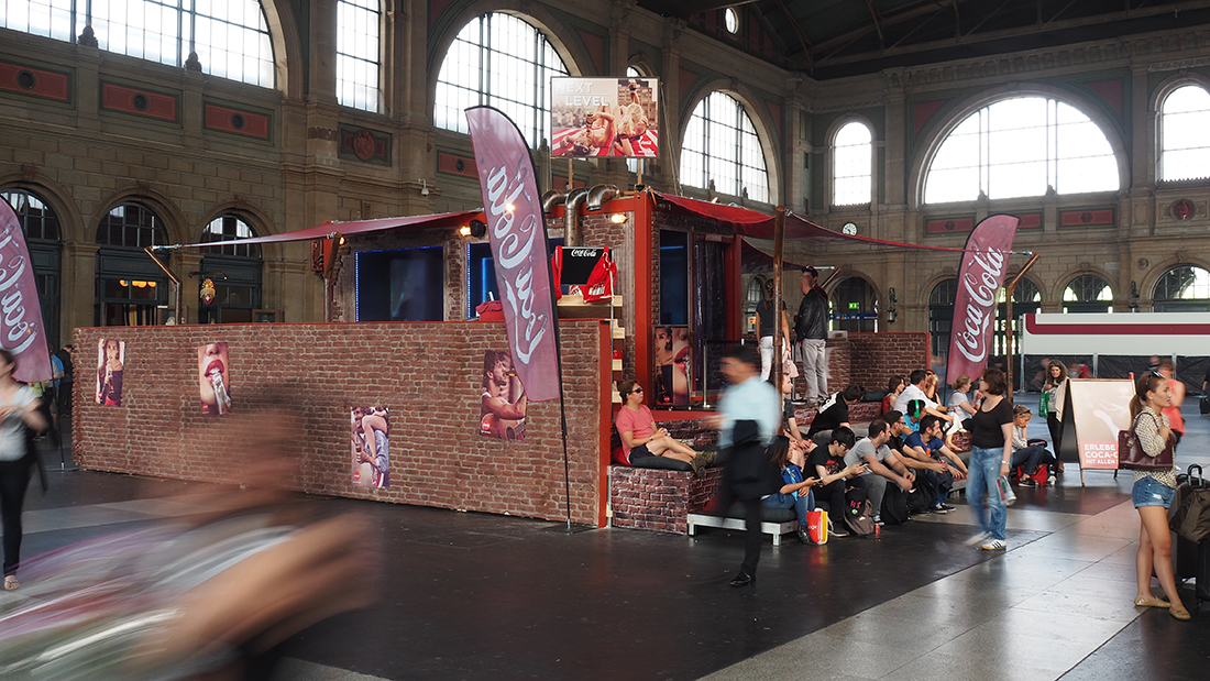 XSTEIN Wandverkleidungen - Messebau - Ladenbau Coca Cola Coke Brick Ziegelsteinoptik Z&uuml;rich