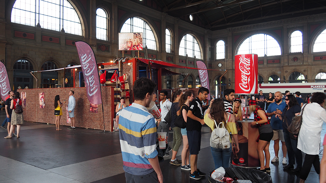 XSTEIN Wandverkleidungen - Messebau - Ladenbau Coca Cola Coke Brick Ziegelsteinoptik Z&uuml;rich